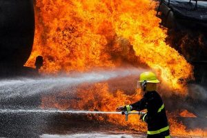 آتش سوزی در انبار لوازم خانگی در کرج +عکس